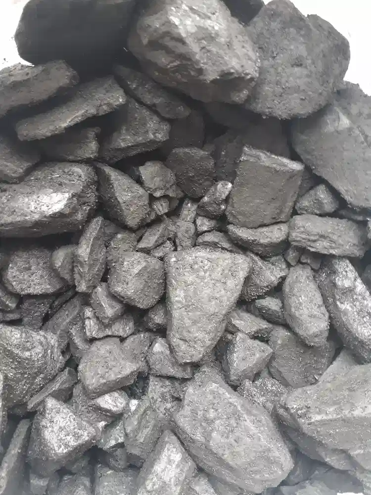 Каменный уголь в мешке снятый крупным планом